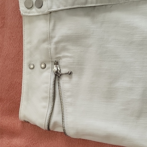 Venus White Denim Stretch Mini Zipper Accent Skirt - Size 6 - Picture 3 of 8